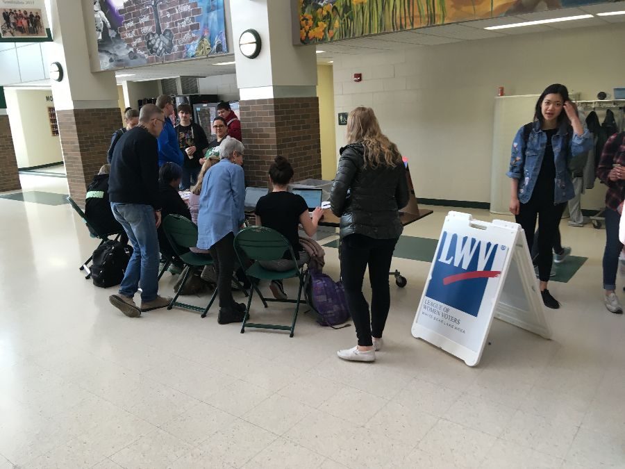 Students register to vote in the commons